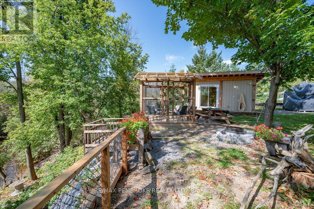 554 Thompson Street, Pembroke, Ontario  K8A 3S1 - Photo 44 - X12489574