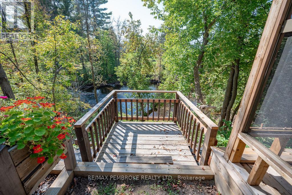 554 Thompson Street, Pembroke, Ontario  K8A 3S1 - Photo 45 - X12489574