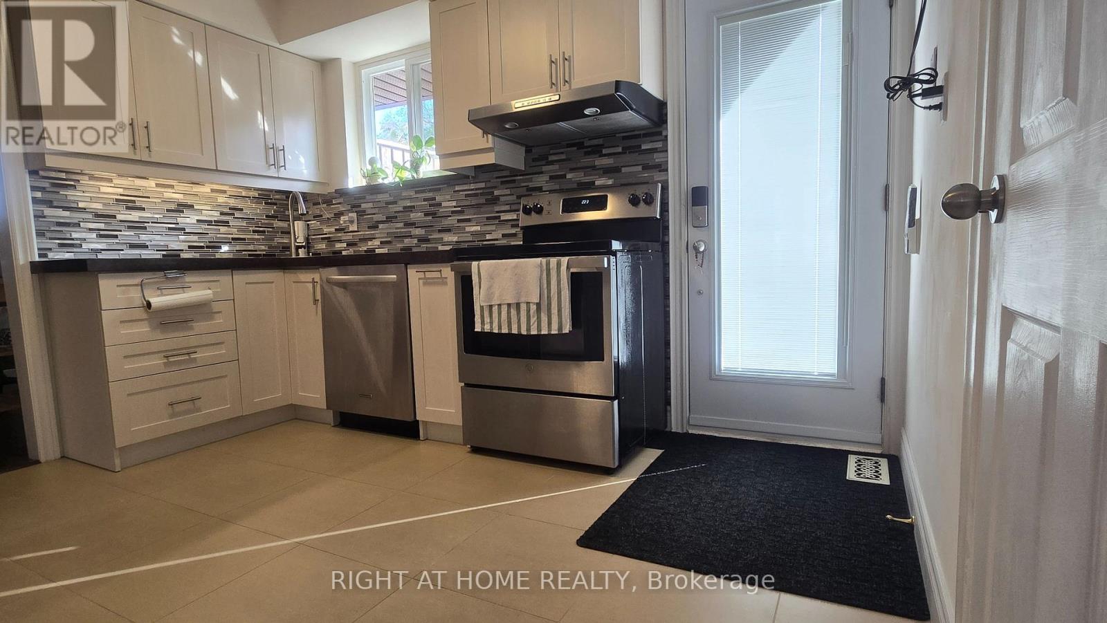 27 Shipley Road, Toronto, Ontario  M9R 3H7 - Photo 11 - W12489558