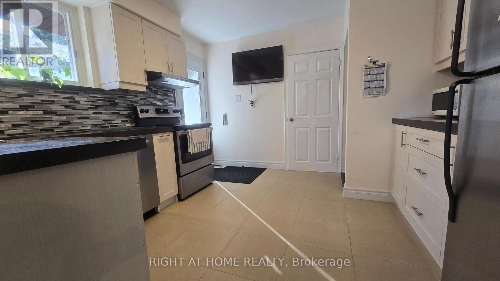 27 Shipley Road, Toronto, Ontario  M9R 3H7 - Photo 12 - W12489558