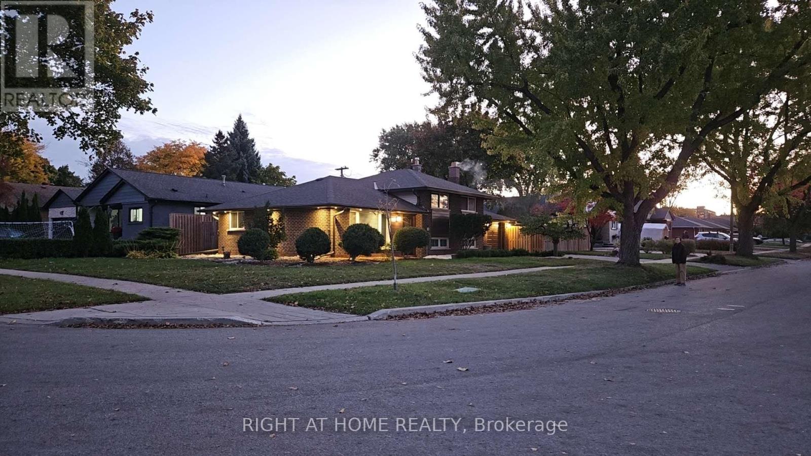 27 Shipley Road, Toronto, Ontario  M9R 3H7 - Photo 3 - W12489558