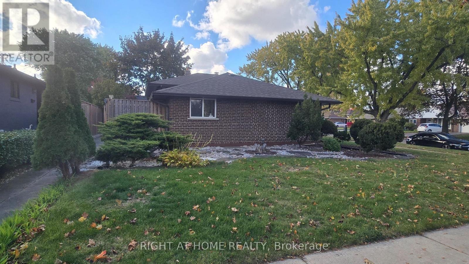 27 Shipley Road, Toronto, Ontario  M9R 3H7 - Photo 31 - W12489558