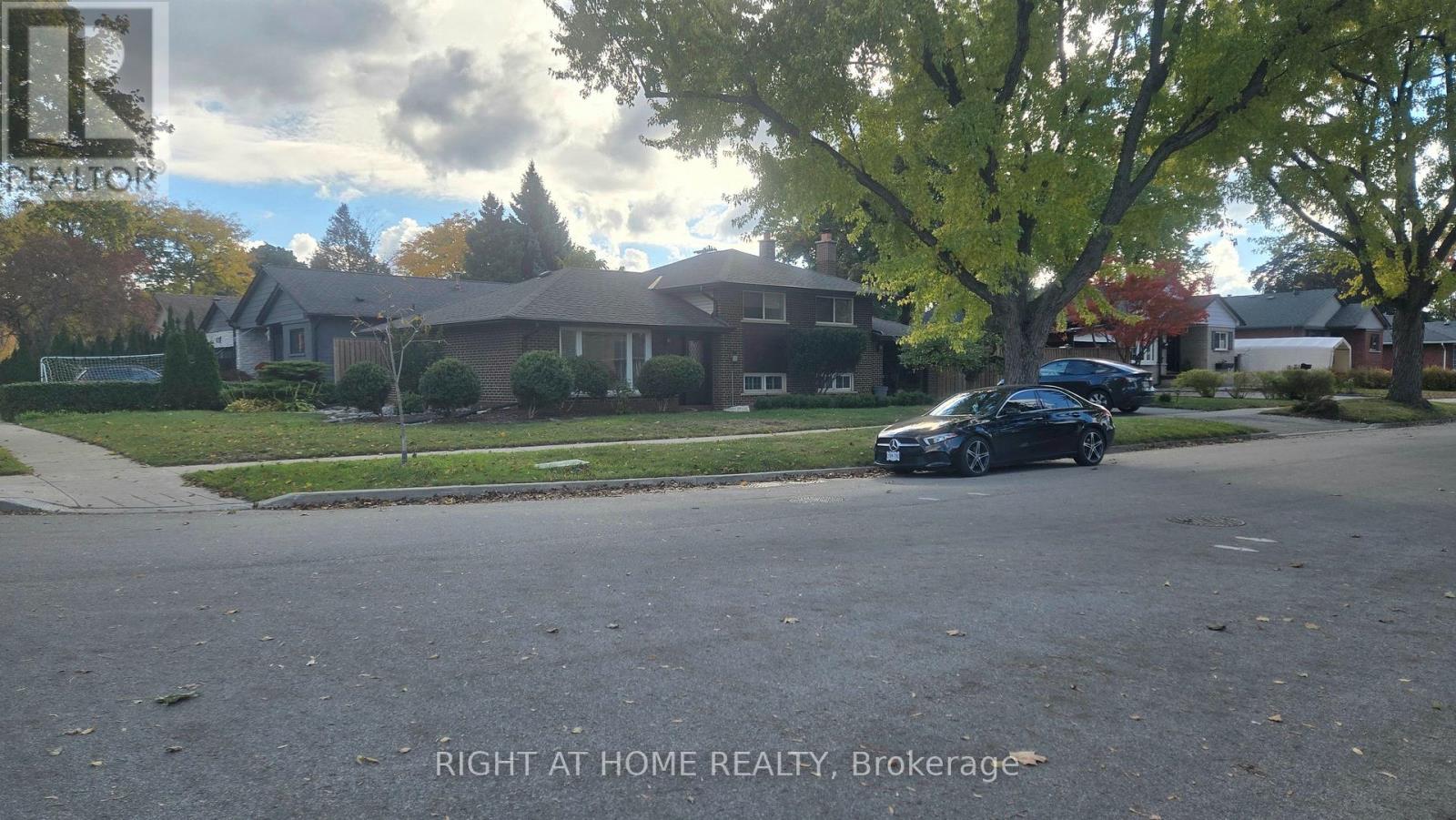 27 Shipley Road, Toronto, Ontario  M9R 3H7 - Photo 4 - W12489558