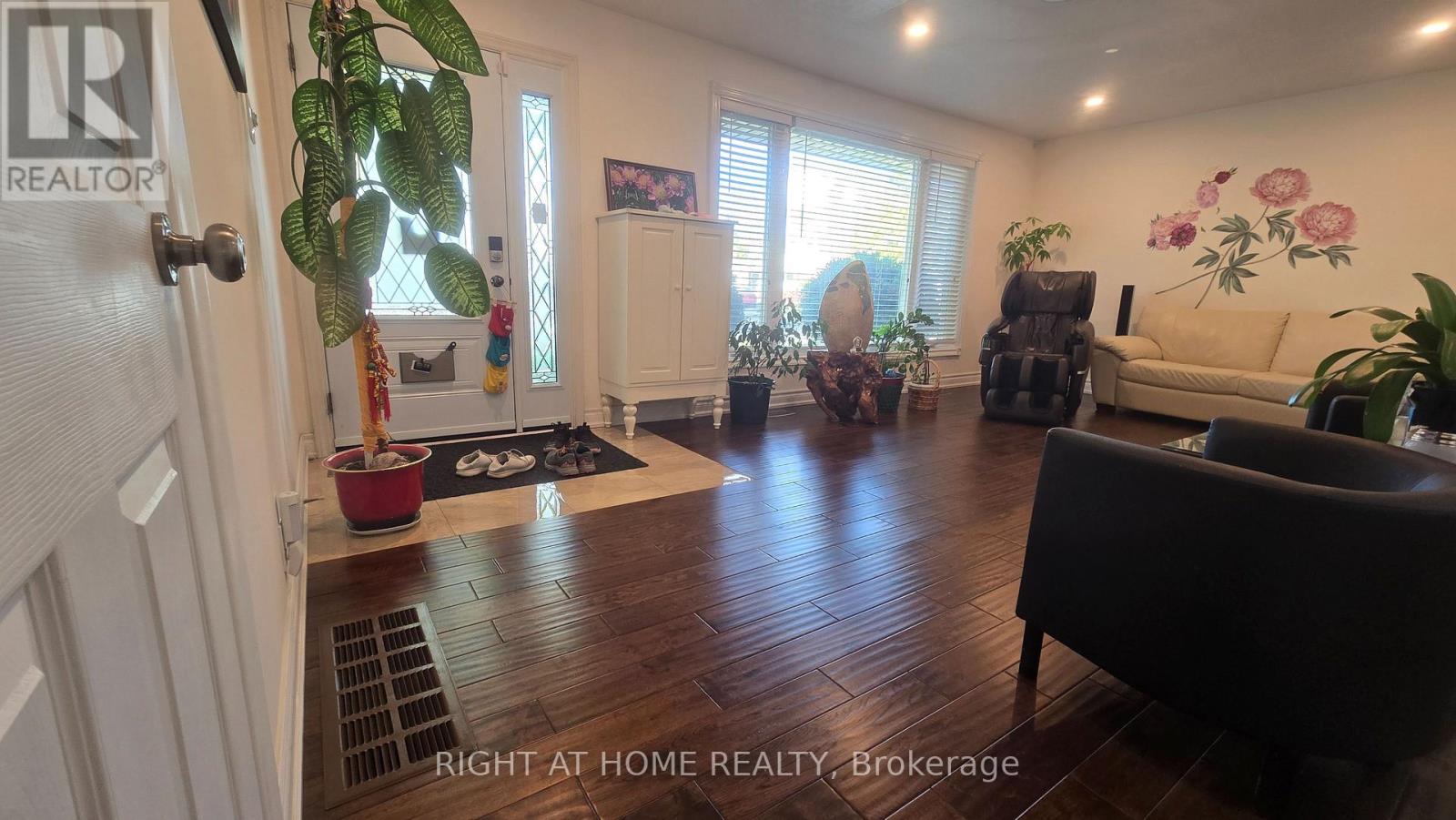 27 Shipley Road, Toronto, Ontario  M9R 3H7 - Photo 7 - W12489558