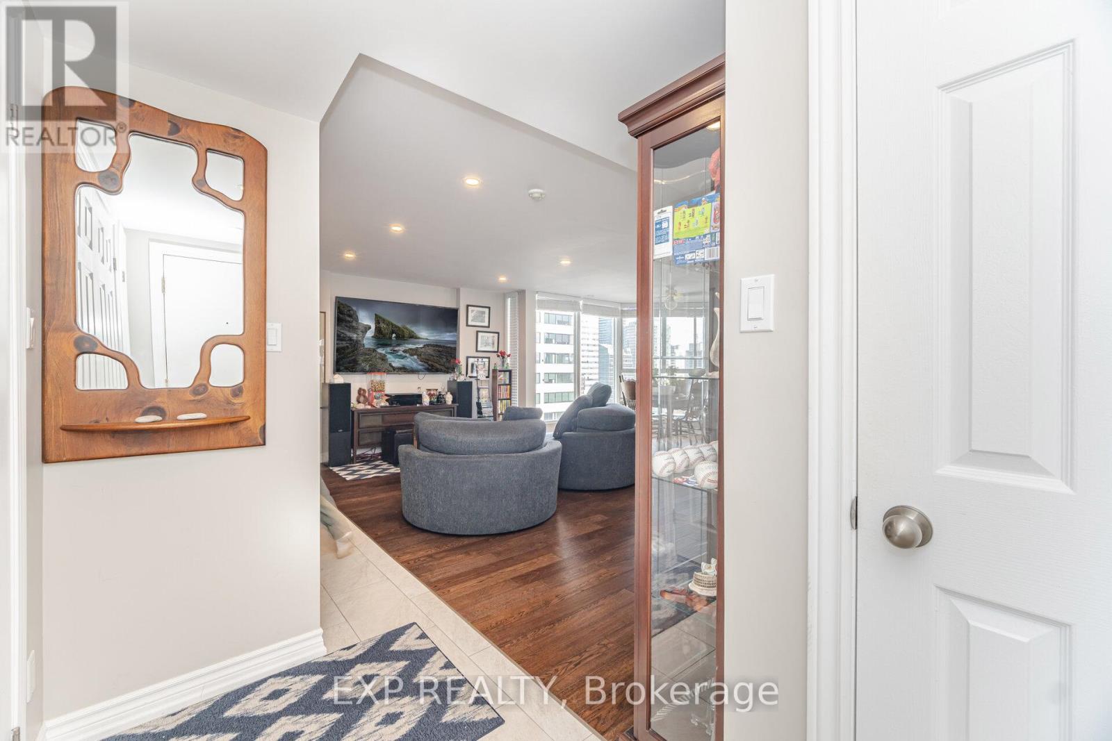 2007 - 55 Centre Avenue, Toronto, Ontario  M5G 2H5 - Photo 3 - C12489662