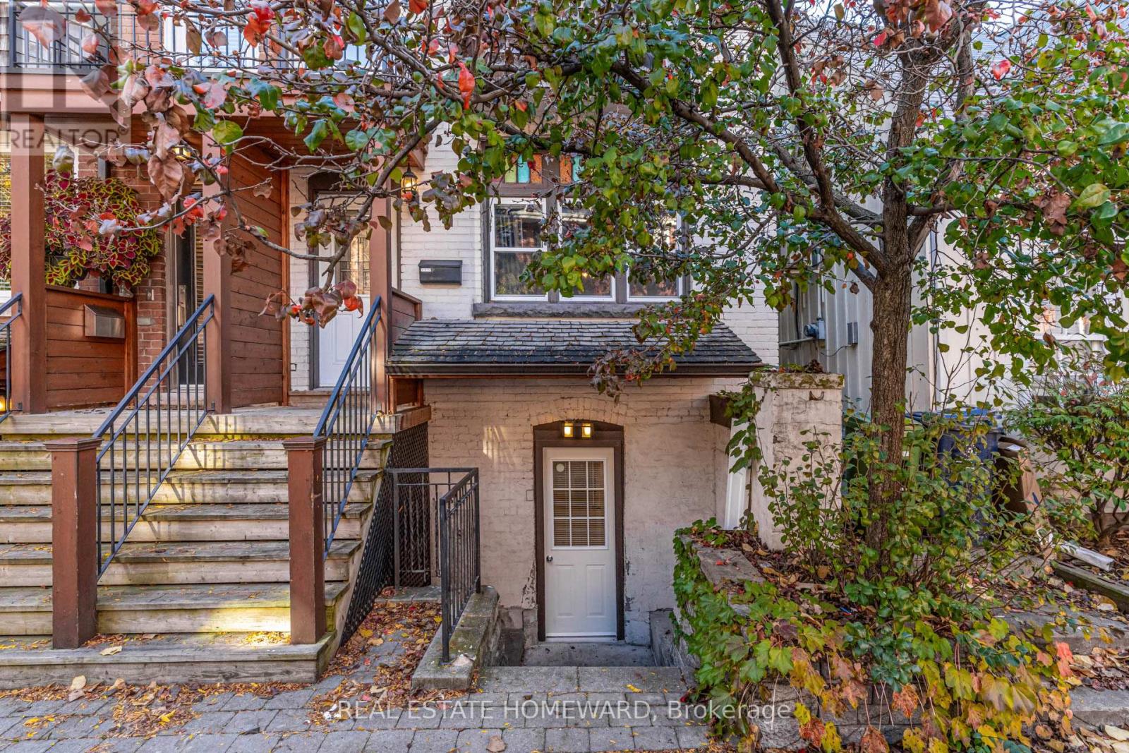 LOWER - 208 ONTARIO STREET, Toronto, Ontario