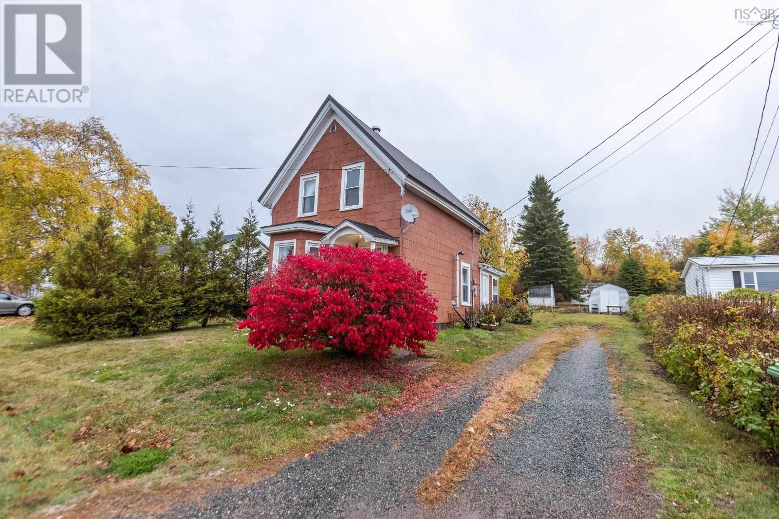 35 Lisgar Street, Springhill, Nova Scotia  B0M 1X0 - Photo 2 - 202526201