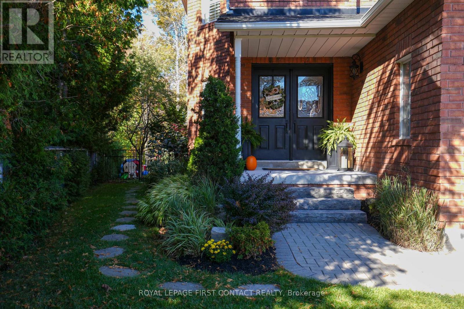 1328 Vincent Crescent, Innisfil, Ontario  L9S 1Z8 - Photo 2 - N12489654