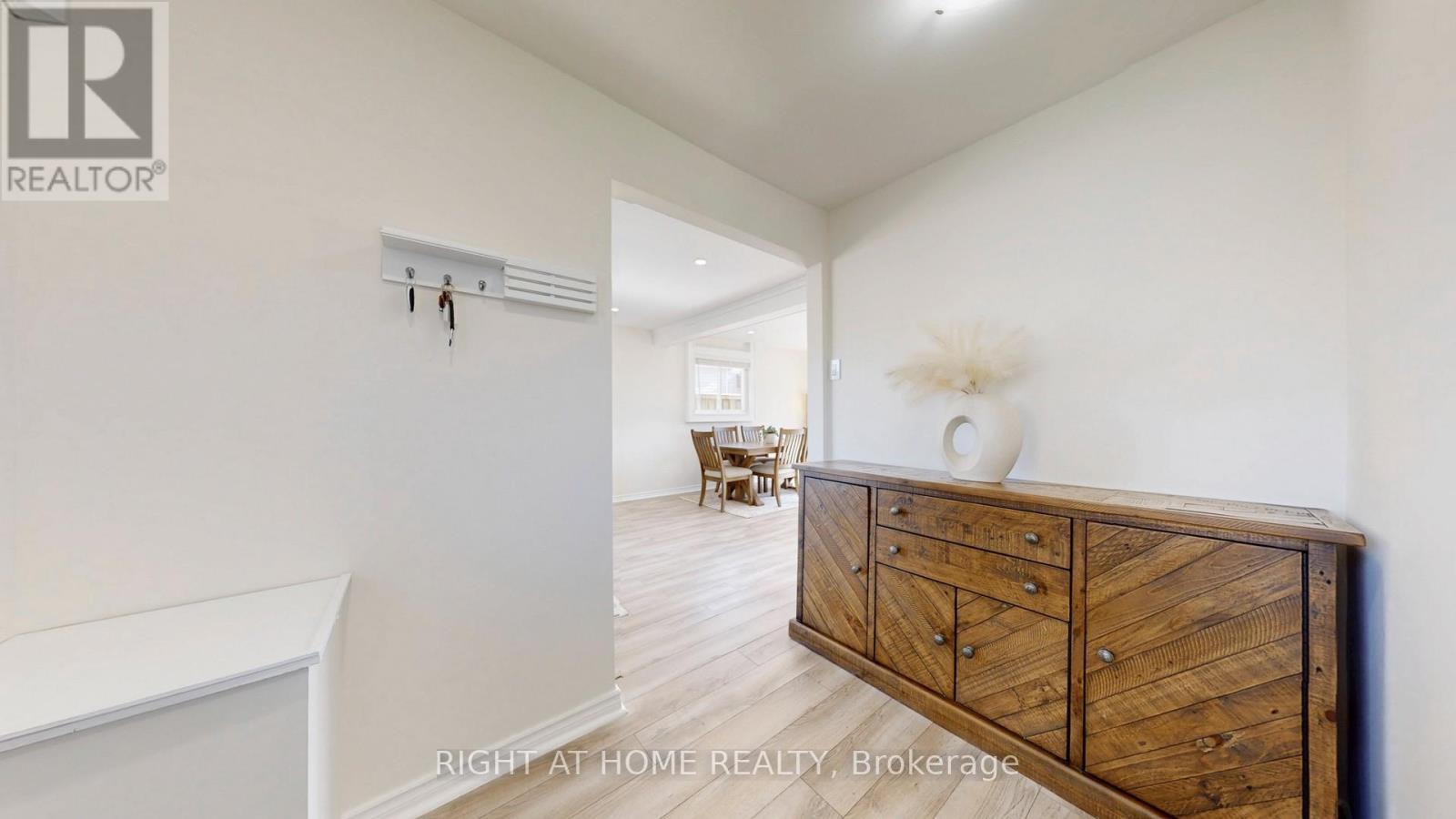 293 Cedarholme Avenue, Georgina, Ontario  L4P 2W5 - Photo 4 - N12489672