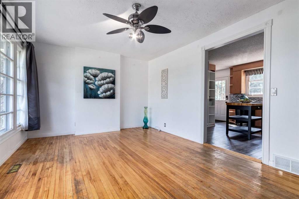 6707 Bow Crescent Nw, Calgary, Alberta  T3B 2C8 - Photo 11 - A2240710