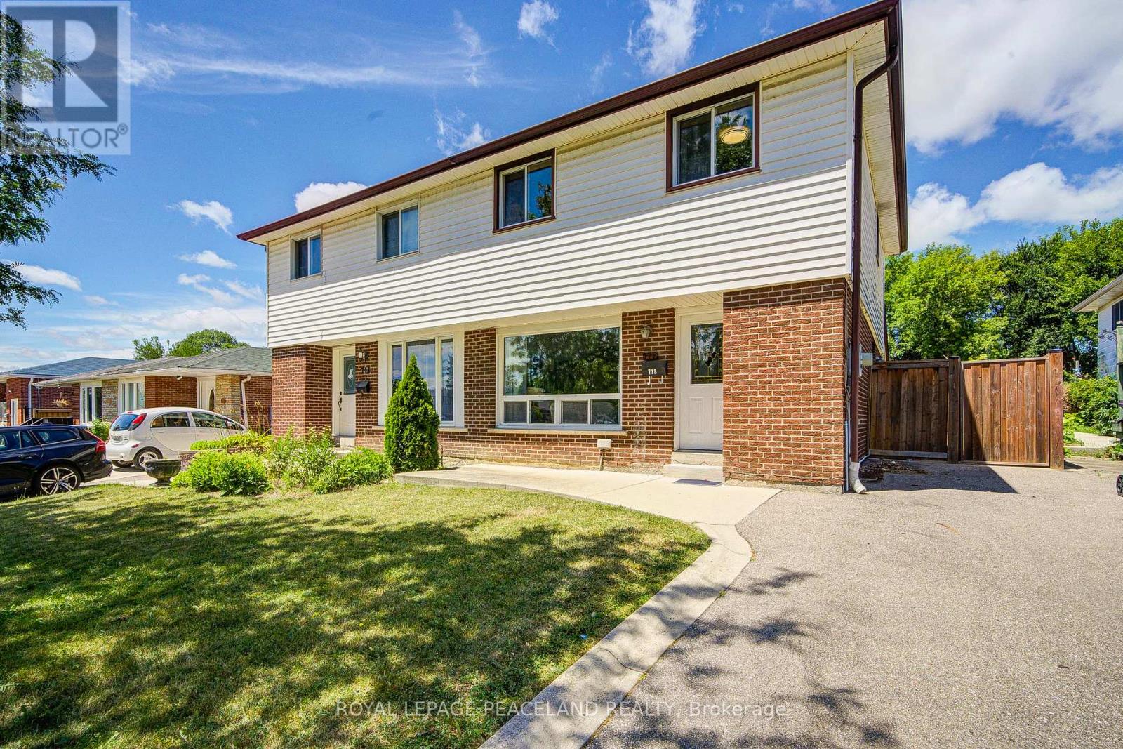 718 Eaglemount Crescent, Mississauga, Ontario  L5C 1N9 - Photo 2 - W12489576