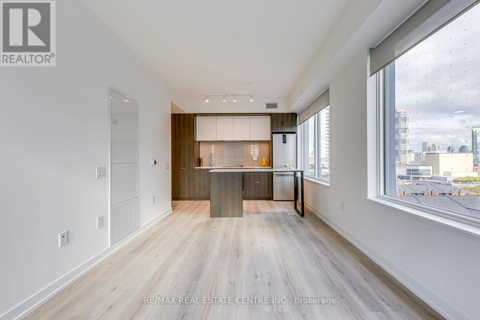 708 - 395 Square One Drive, Mississauga, Ontario  L5B 0P6 - Photo 11 - W12489592