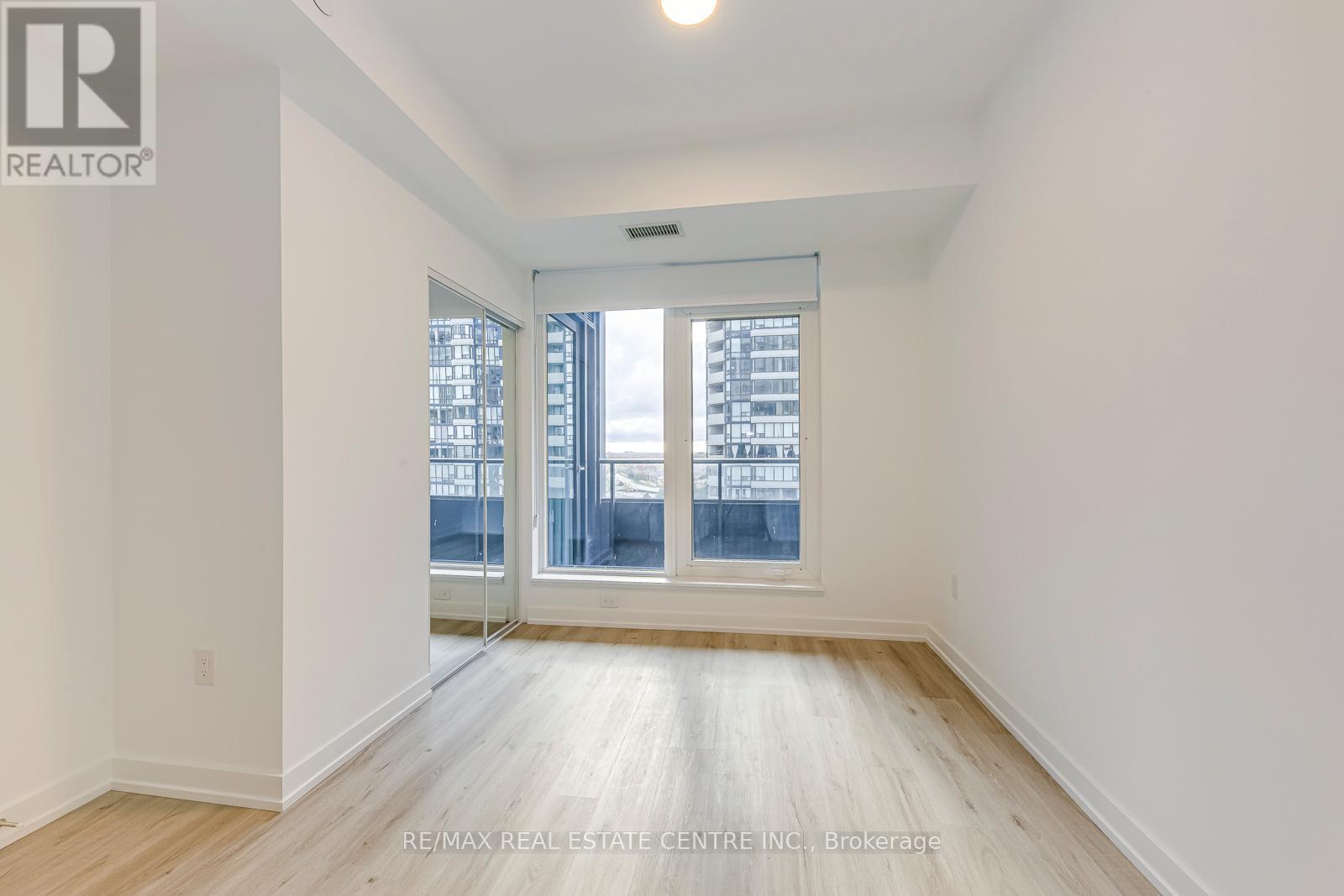 708 - 395 Square One Drive, Mississauga, Ontario  L5B 0P6 - Photo 12 - W12489592