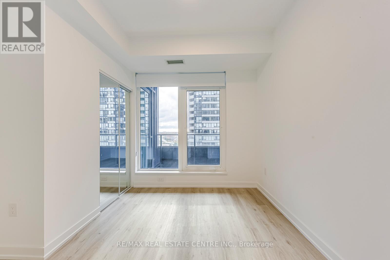 708 - 395 Square One Drive, Mississauga, Ontario  L5B 0P6 - Photo 13 - W12489592