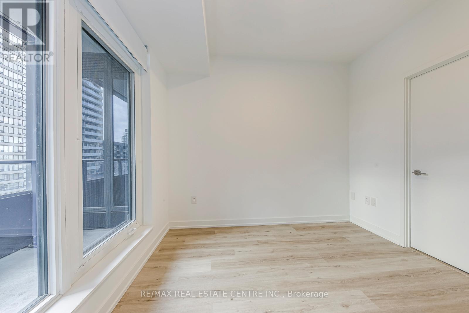 708 - 395 Square One Drive, Mississauga, Ontario  L5B 0P6 - Photo 14 - W12489592