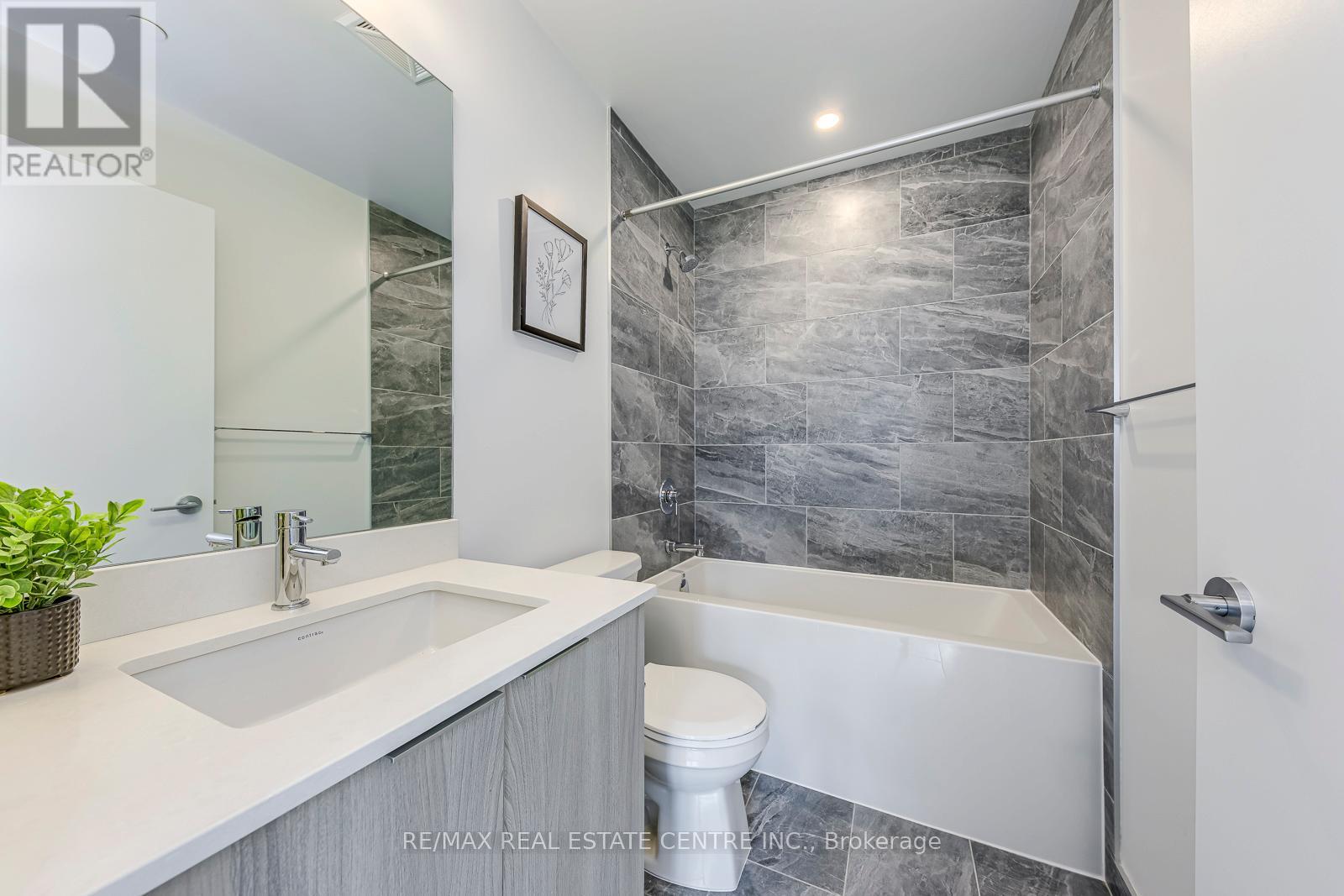 708 - 395 Square One Drive, Mississauga, Ontario  L5B 0P6 - Photo 16 - W12489592