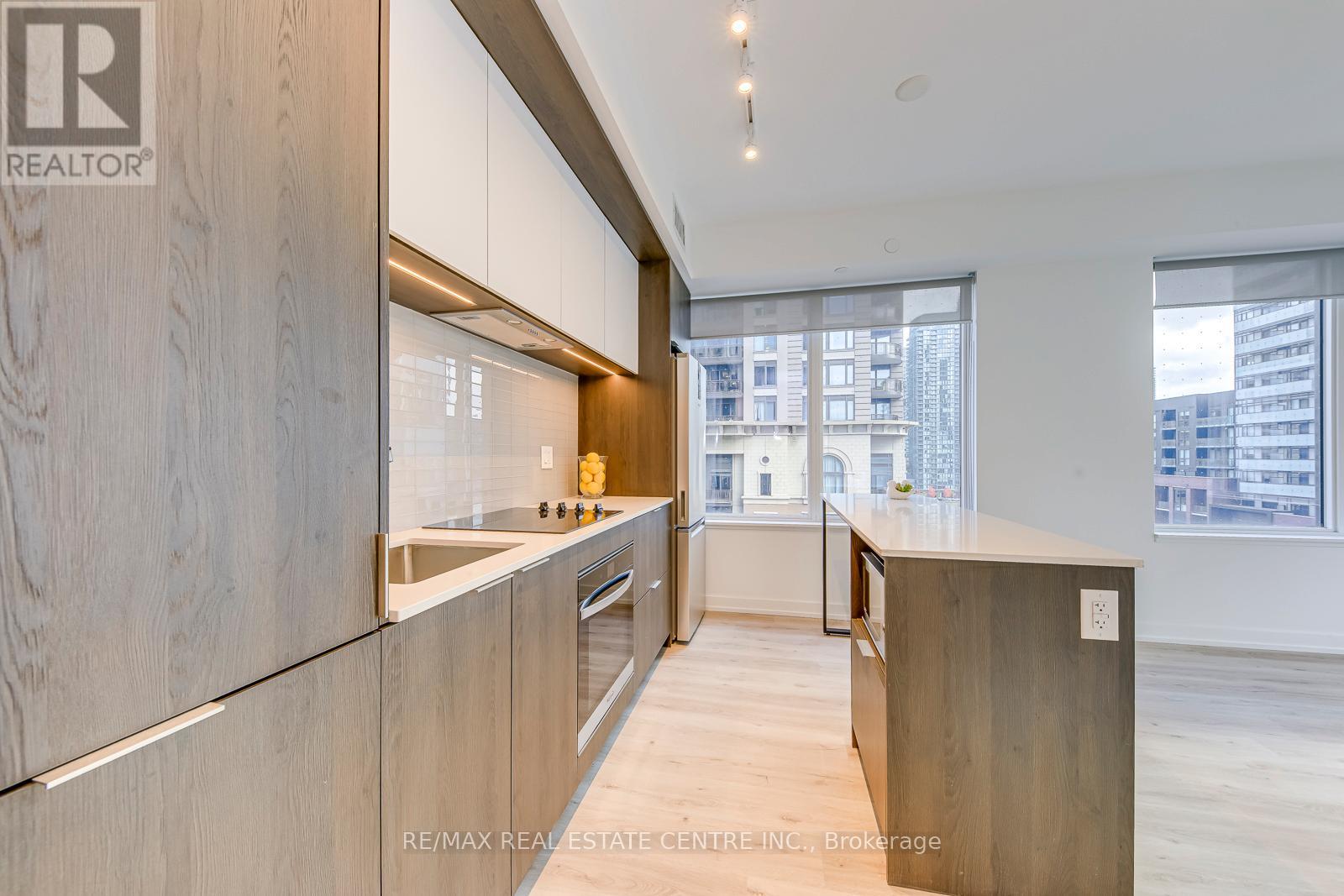 708 - 395 Square One Drive, Mississauga, Ontario  L5B 0P6 - Photo 5 - W12489592