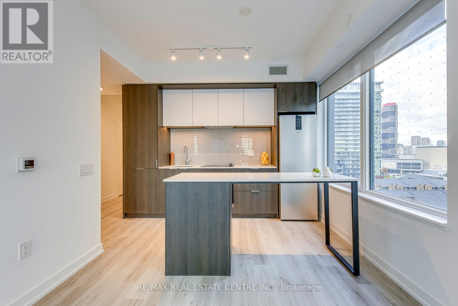 708 - 395 Square One Drive, Mississauga, Ontario  L5B 0P6 - Photo 7 - W12489592