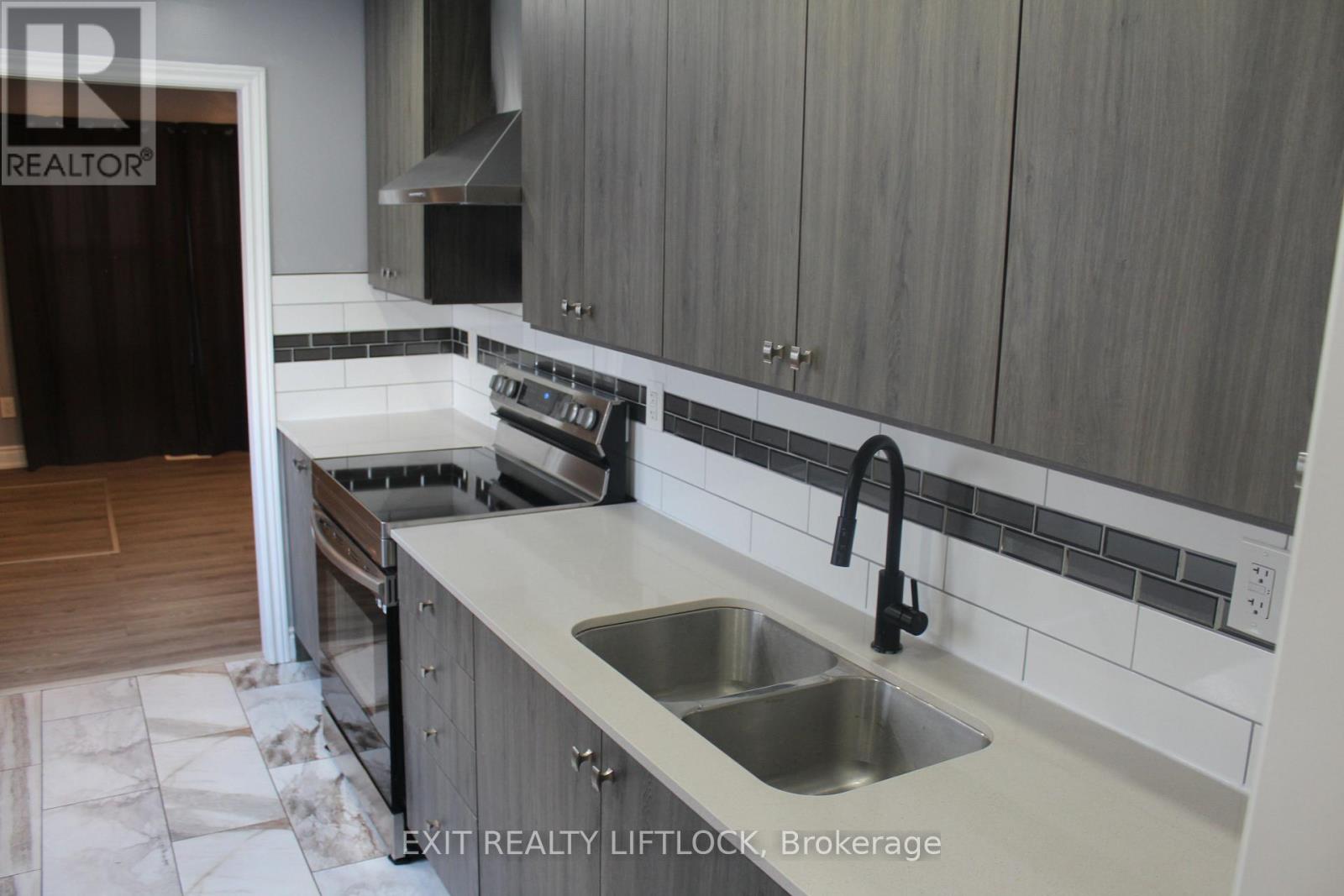 539 Albert Street, Peterborough, Ontario  K9J 4N7 - Photo 4 - X12489886