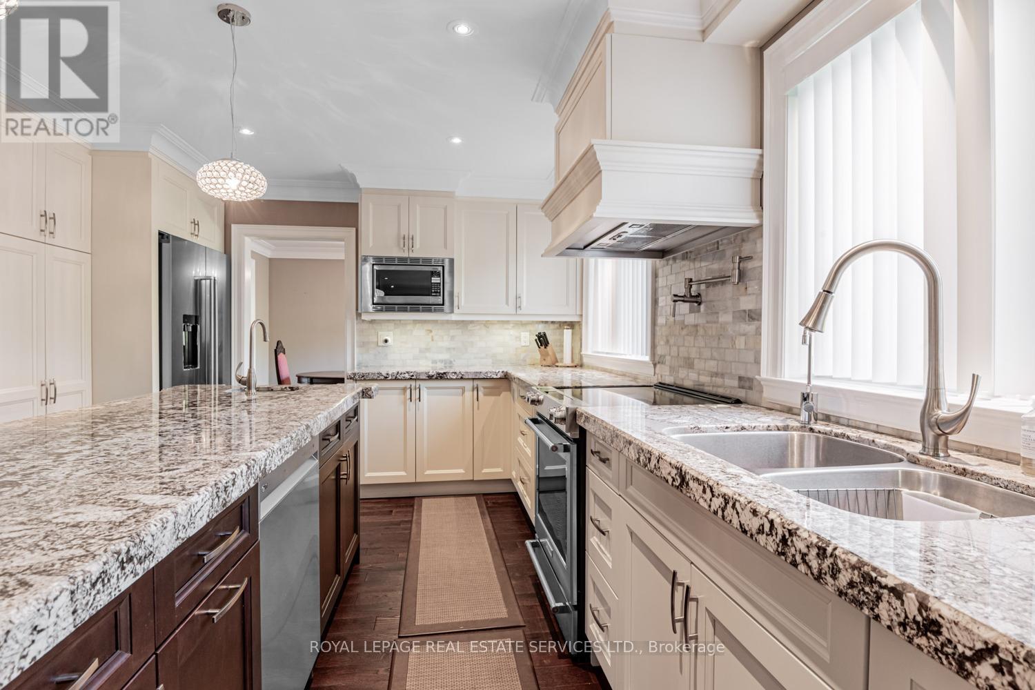 5 Harrowby Court, Toronto, Ontario  M9B 3H3 - Photo 12 - W12488370