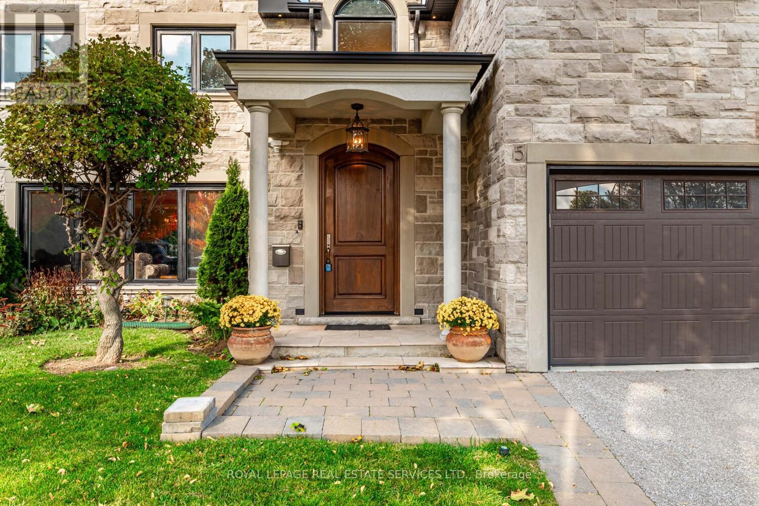 5 Harrowby Court, Toronto, Ontario  M9B 3H3 - Photo 3 - W12488370