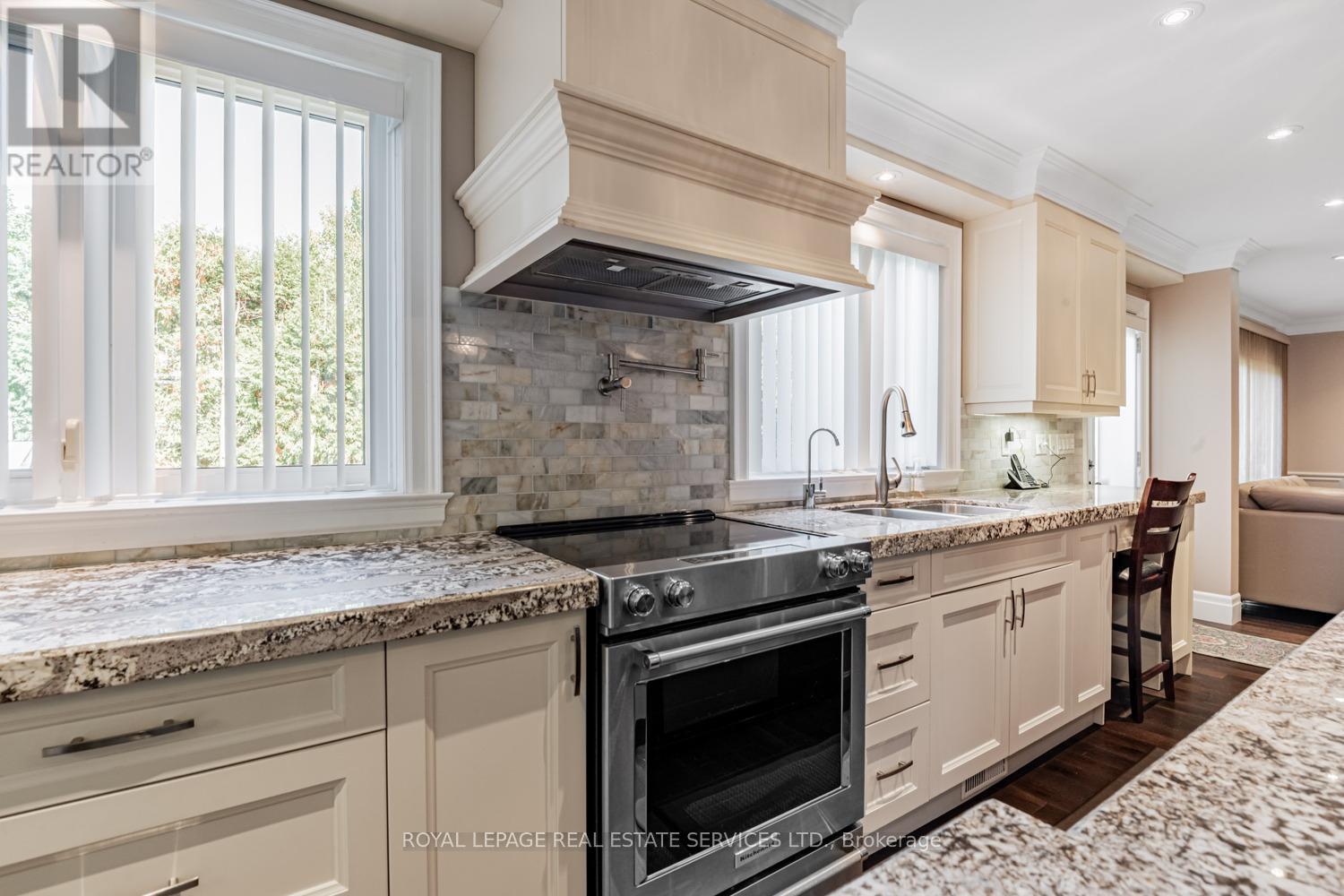 5 Harrowby Court, Toronto, Ontario  M9B 3H3 - Photo 14 - W12488370