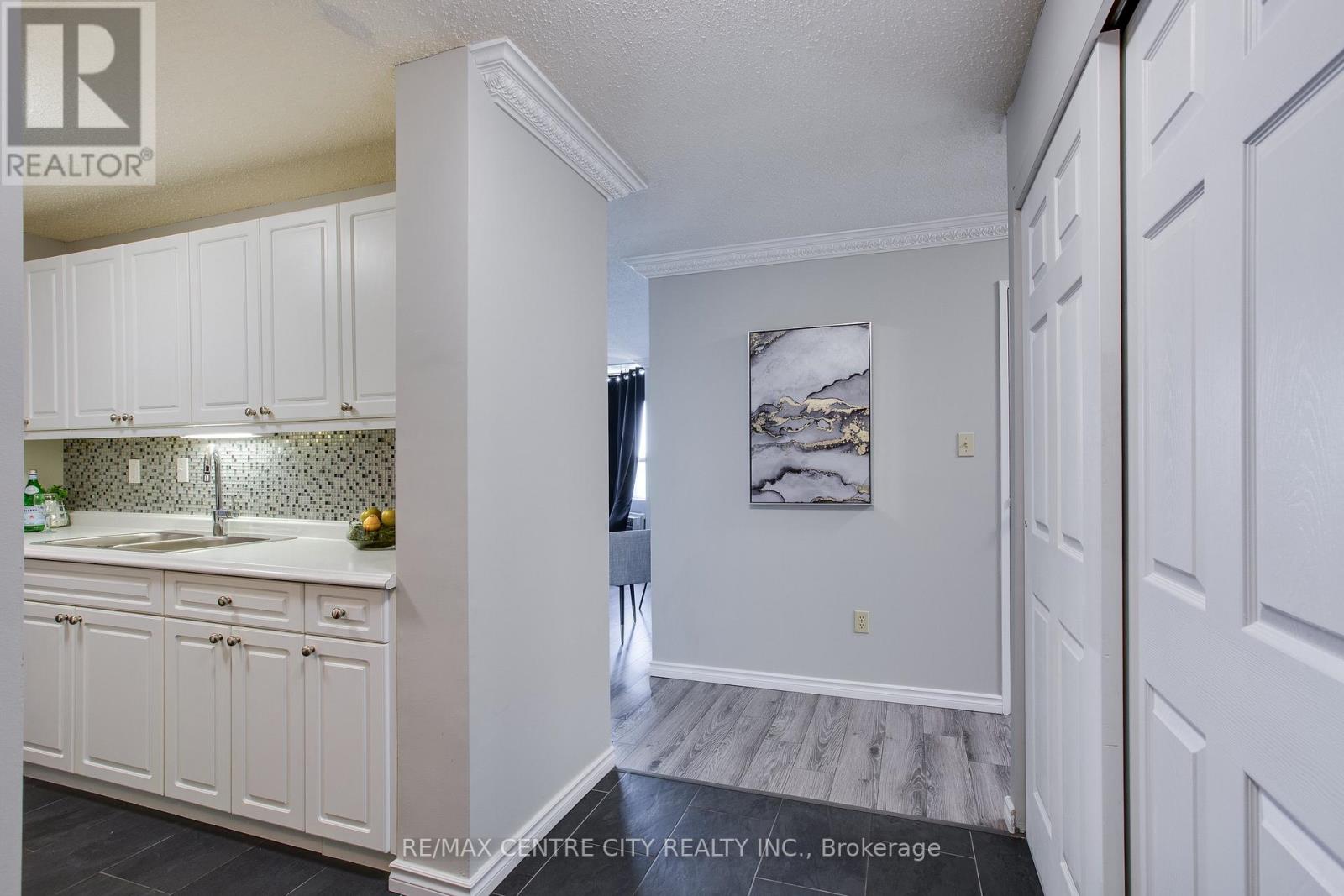 812 - 45 Pond Mills Road, London South (South J), Ontario  N5Z 4W5 - Photo 7 - X12489812