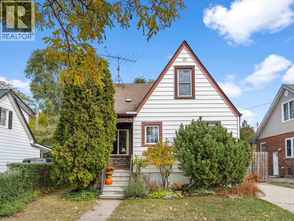 MLS# 25027536: 846 REEDMERE, Windsor, Canada