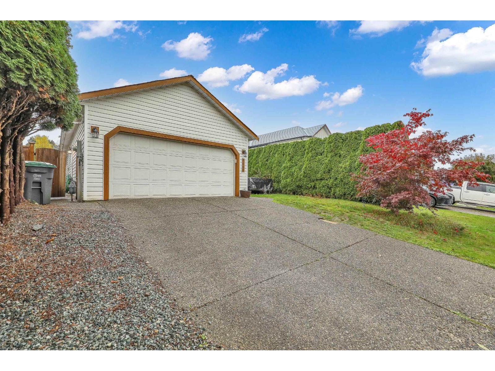 9667 151b Street, Surrey, British Columbia  V3R 9W7 - Photo 3 - R3062397