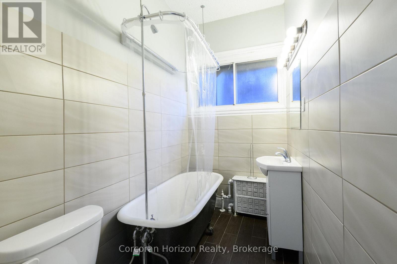 477 King Street E, Hamilton (Landsdale), Ontario  L8N 1C7 - Photo 9 - X12490140