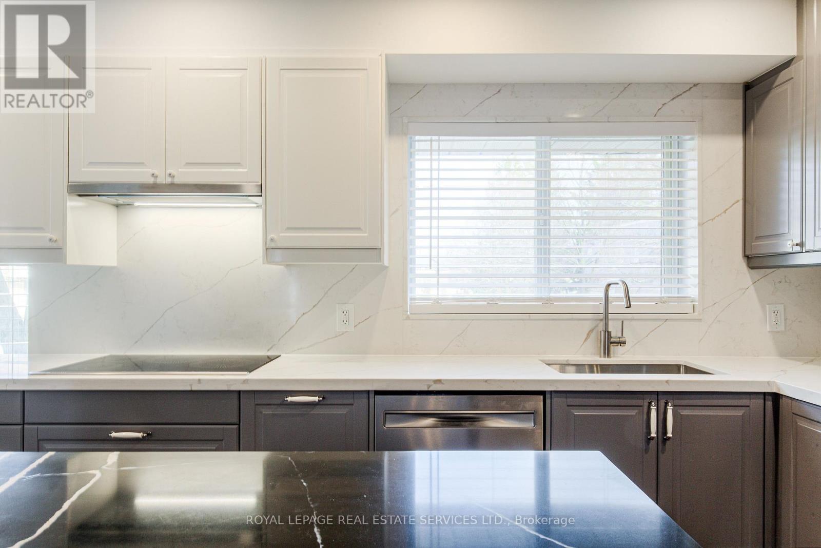 27 Poplar Crescent, Aurora, Ontario  L4G 3M4 - Photo 4 - N12489724