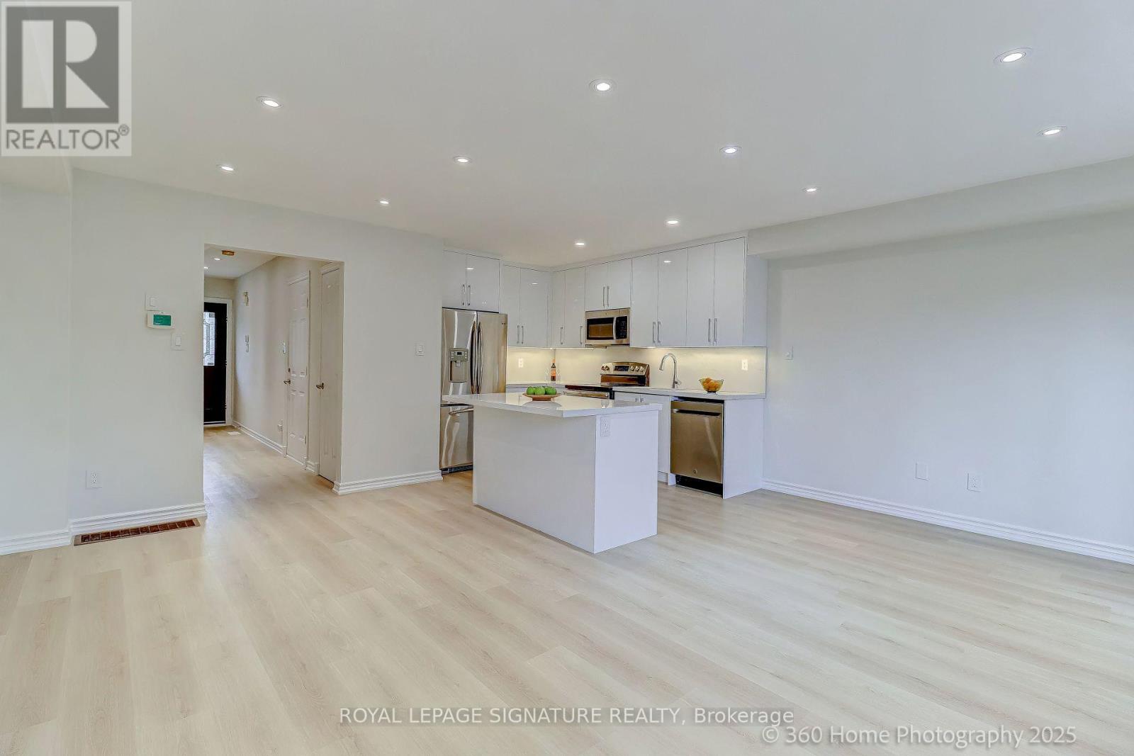 135 Kelso Crescent, Vaughan, Ontario  L6A 2K7 - Photo 5 - N12489762