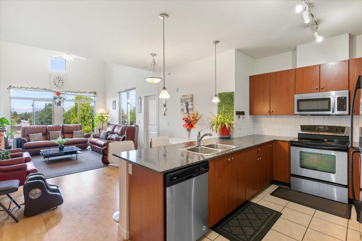 415 10180 153 Street, Surrey, British Columbia  V3R 0B5 - Photo 2 - R3063221