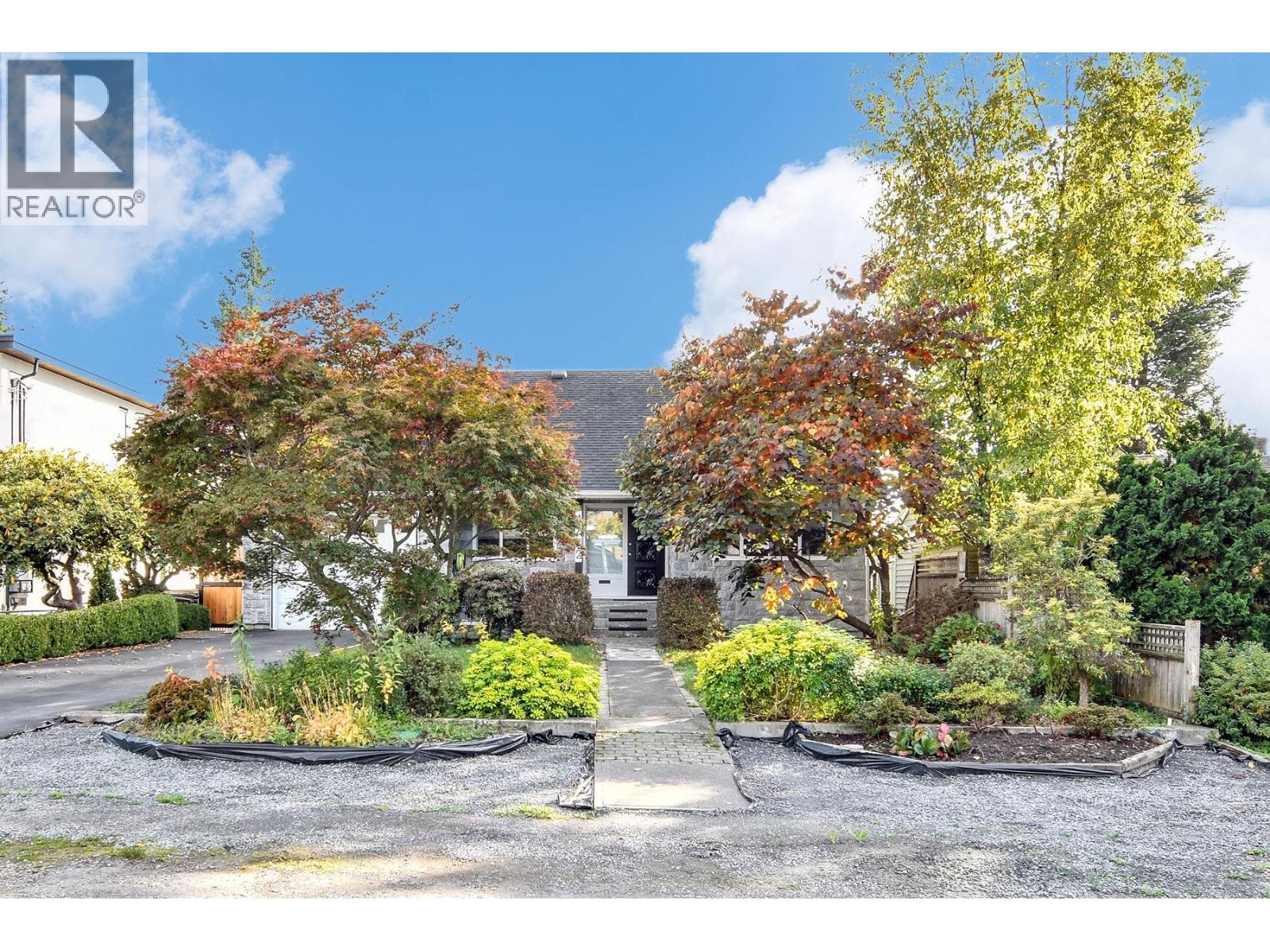 4222 Victory Street, Burnaby, British Columbia  V5J 1P7 - Photo 2 - R3060019