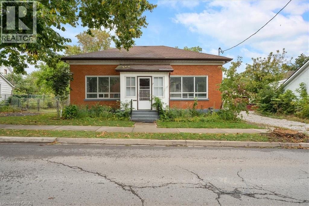 7 Tasker Street, St. Catharines, Ontario  L2R 3Z7 - Photo 1 - 40784246