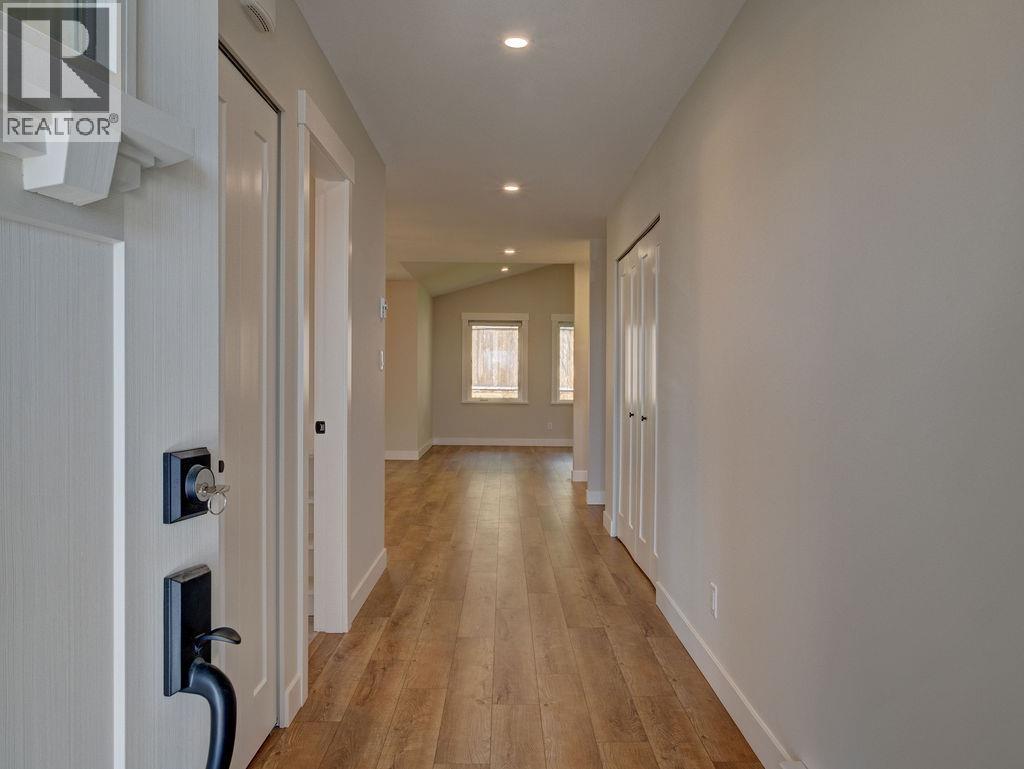 1100 Celia Crescent, Gibsons, British Columbia  V0N 1V7 - Photo 3 - R3062652