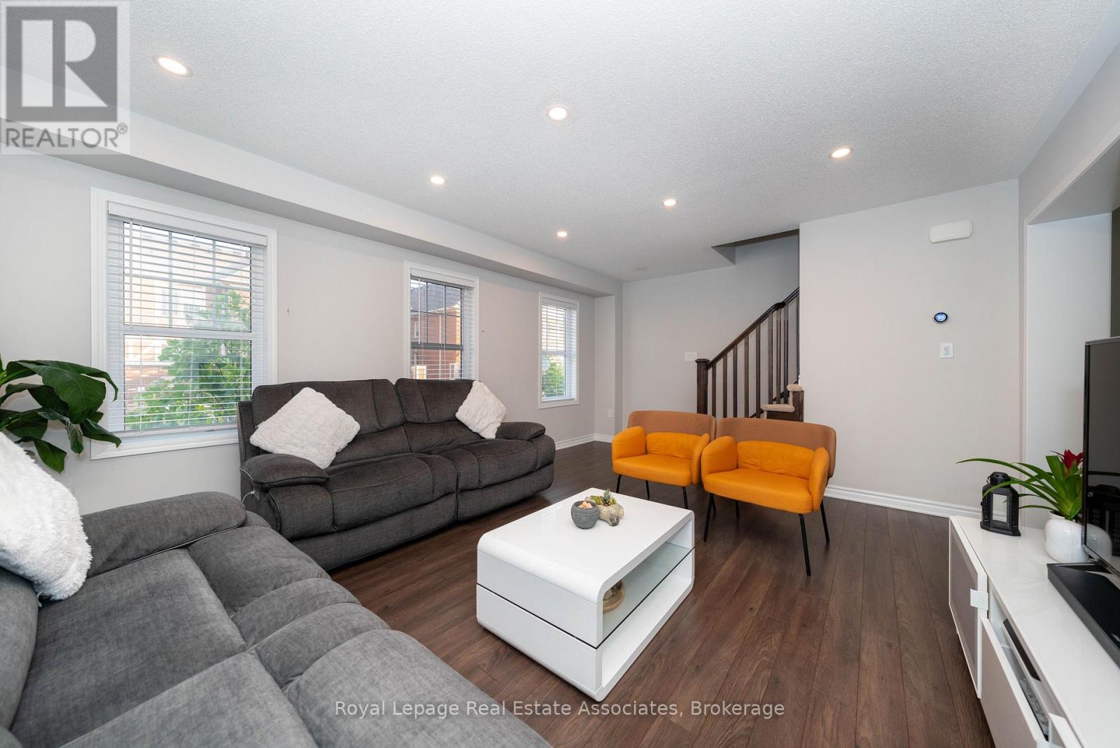 111 Gore Court, Milton, Ontario  L9E 1G3 - Photo 5 - W12489750