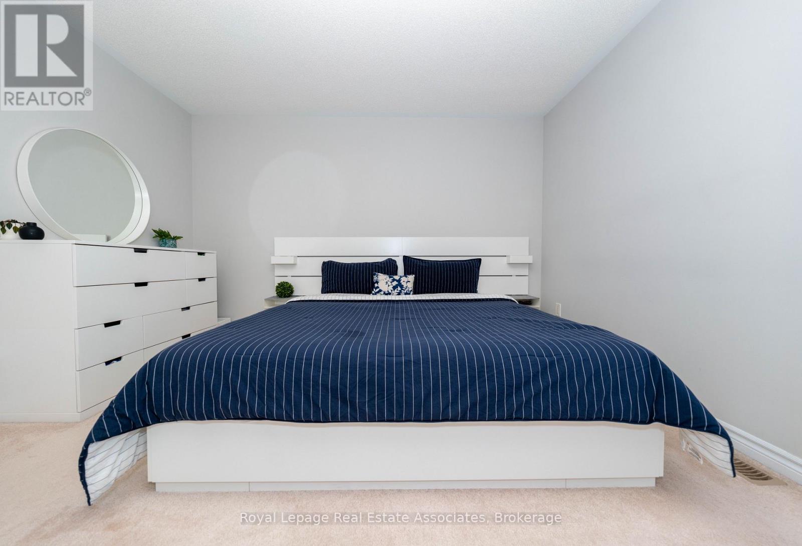 111 Gore Court, Milton, Ontario  L9E 1G3 - Photo 6 - W12489750