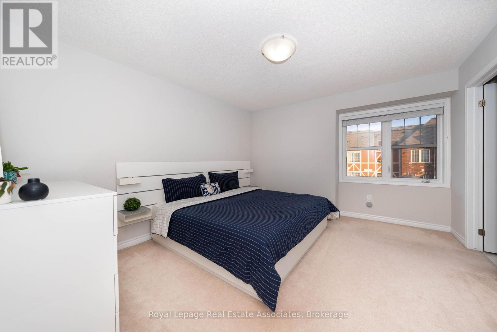 111 Gore Court, Milton, Ontario  L9E 1G3 - Photo 7 - W12489750