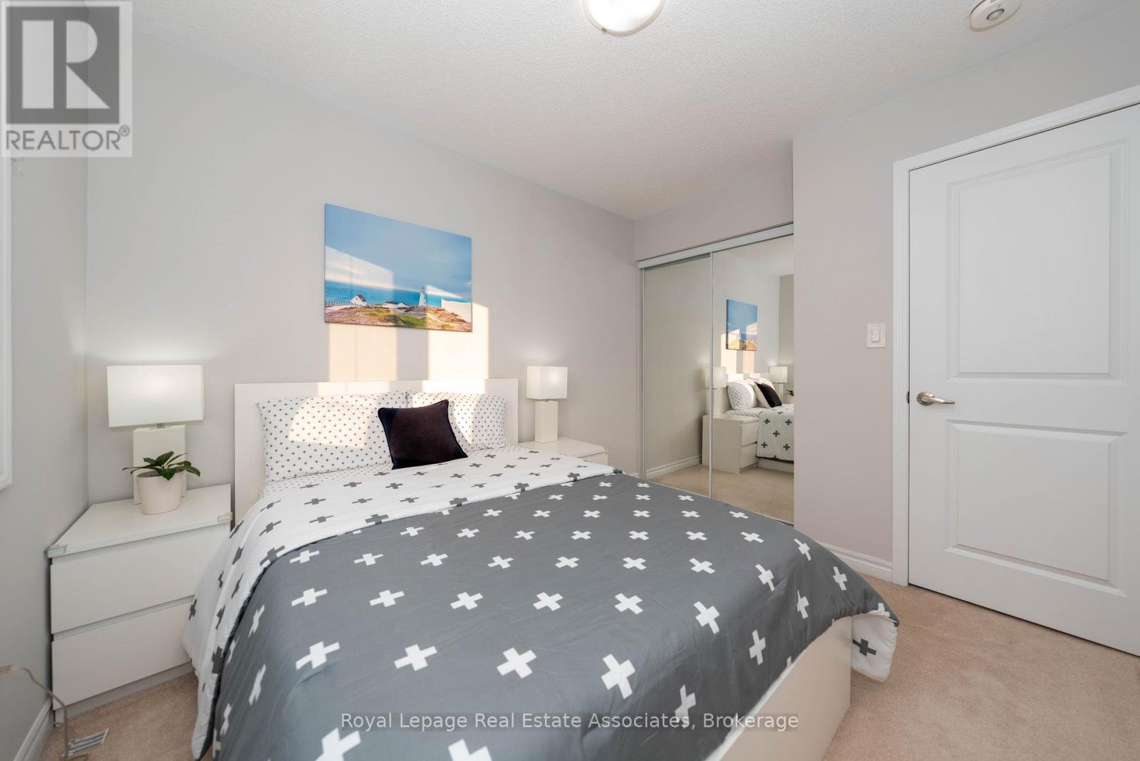 111 Gore Court, Milton, Ontario  L9E 1G3 - Photo 8 - W12489750