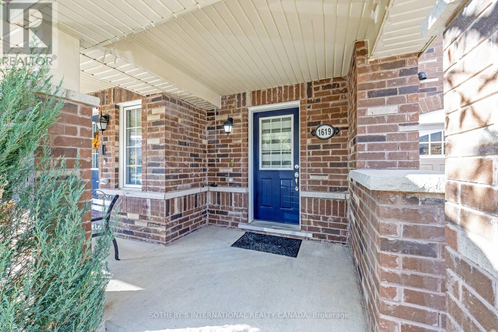 1619 Gainer Crescent, Milton, Ontario  L9T 8X9 - Photo 3 - W12489856