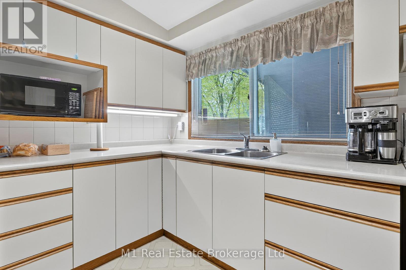 15 Woodycrest Drive, Guelph, Ontario  N1H 6E8 - Photo 15 - X12490224