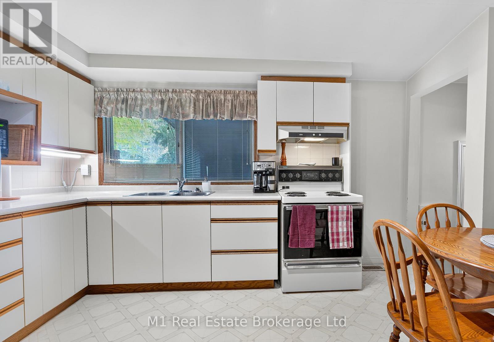 15 Woodycrest Drive, Guelph, Ontario  N1H 6E8 - Photo 7 - X12490224