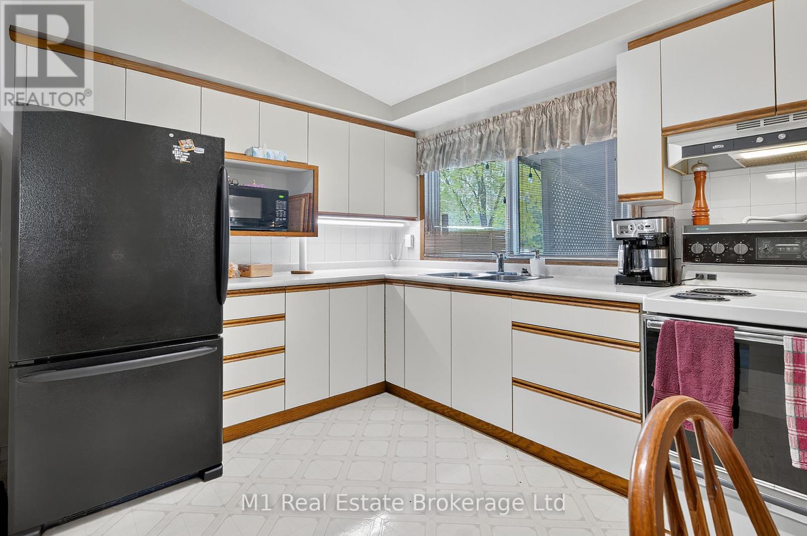 15 Woodycrest Drive, Guelph, Ontario  N1H 6E8 - Photo 8 - X12490224