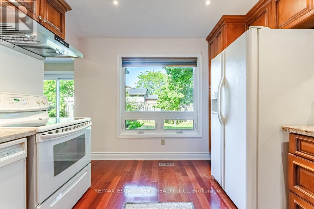 3036 Swansea Drive, Oakville, Ontario  L6L 6H9 - Photo 14 - W12489896