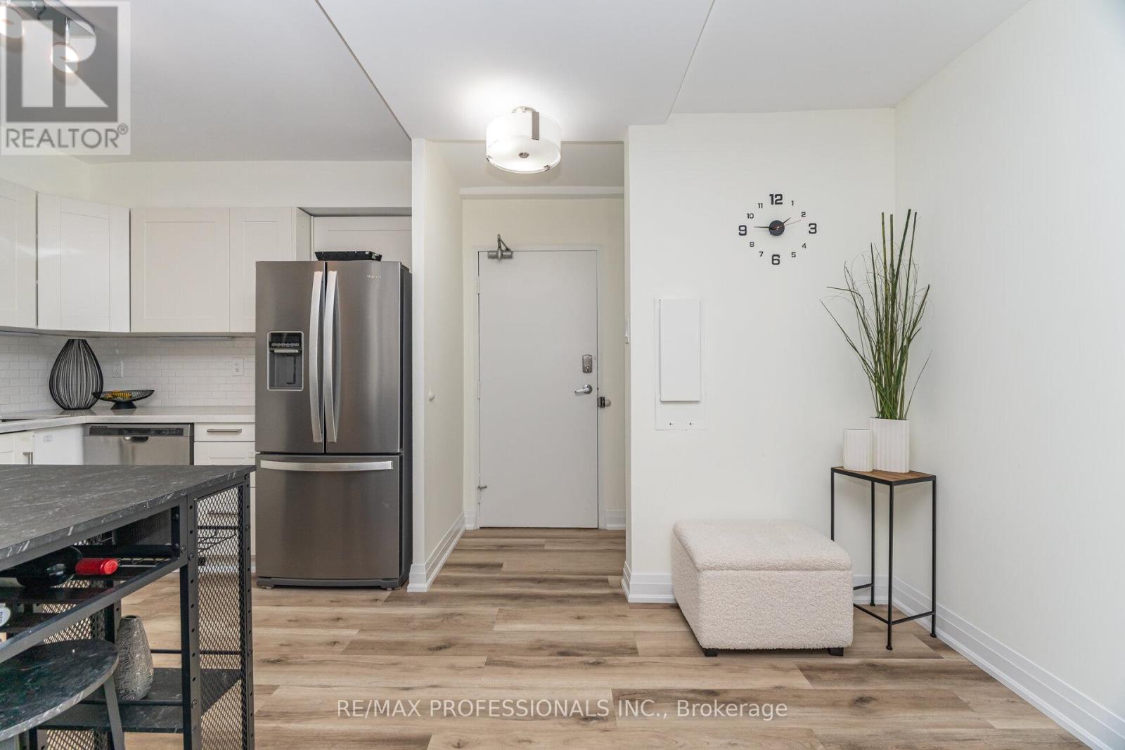 326 - 364 The East Mall, Toronto, Ontario  M9B 6C5 - Photo 5 - W12489914