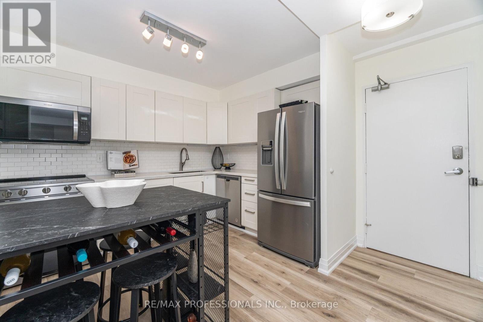 326 - 364 The East Mall, Toronto, Ontario  M9B 6C5 - Photo 6 - W12489914