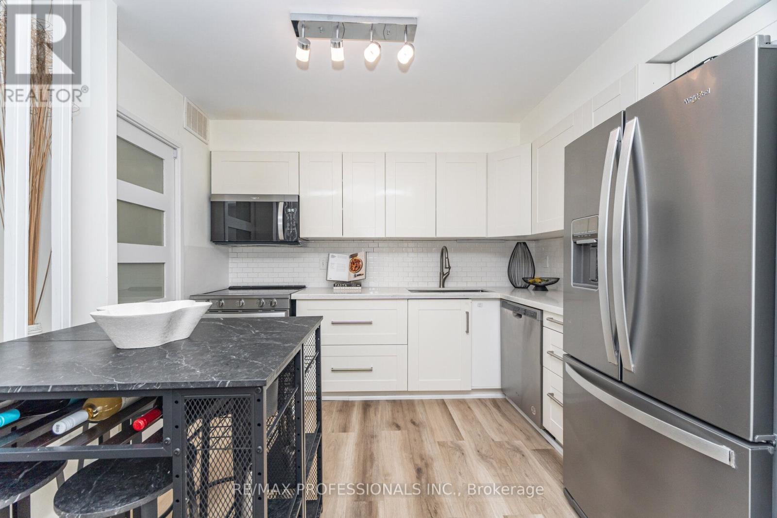 326 - 364 The East Mall, Toronto, Ontario  M9B 6C5 - Photo 7 - W12489914