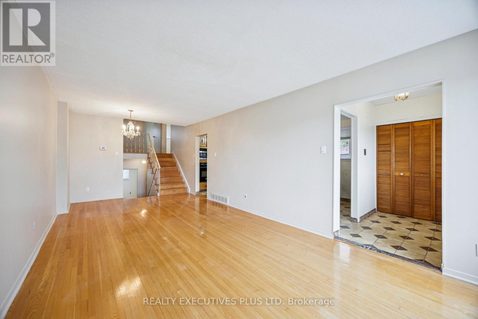 12 Bemberg Court, Toronto, Ontario  M9W 3V5 - Photo 6 - W12489922
