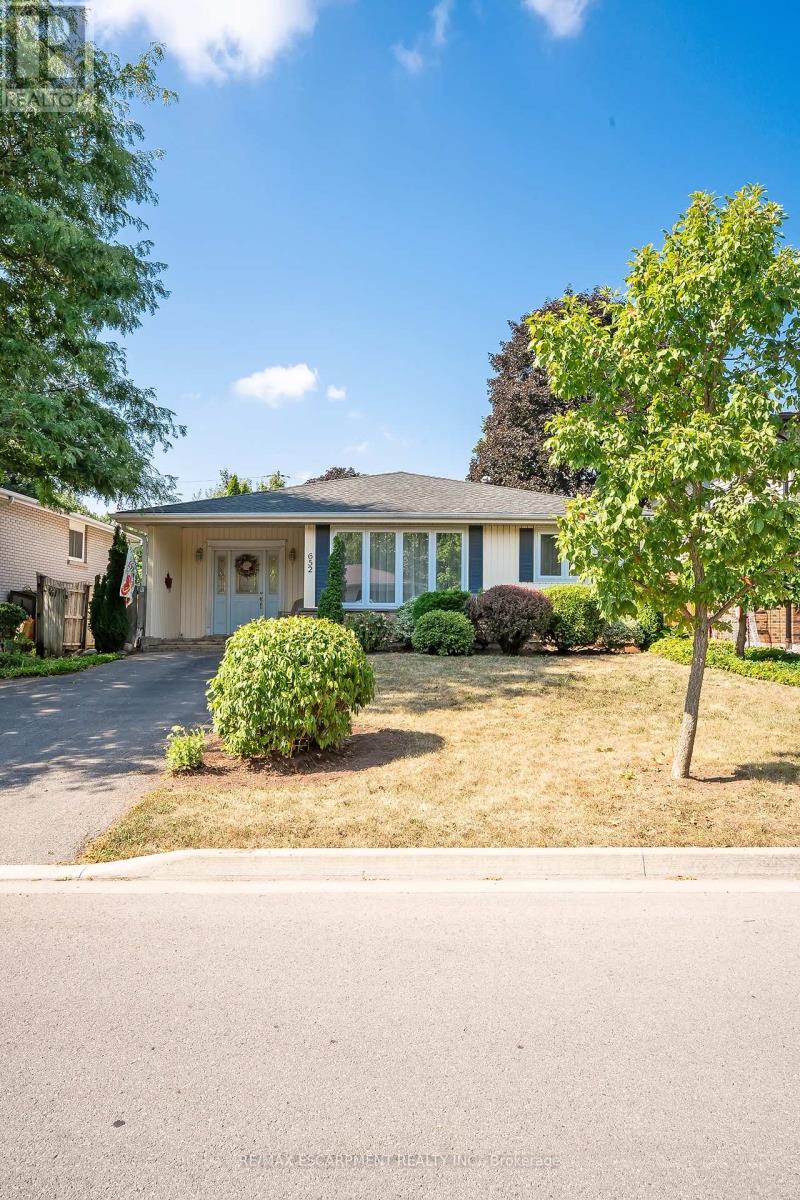 652 Ardleigh Crescent, Burlington, Ontario  L7L 4K8 - Photo 2 - W12489932